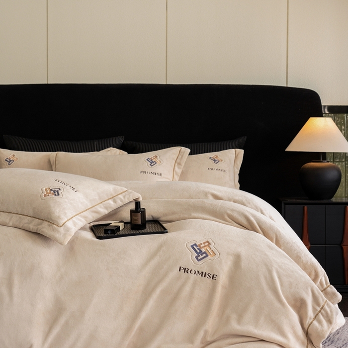 91家纺网 家纺一手货源 找家纺 2025新款300g宽边绣花牛奶绒-悦 悦-麦棕