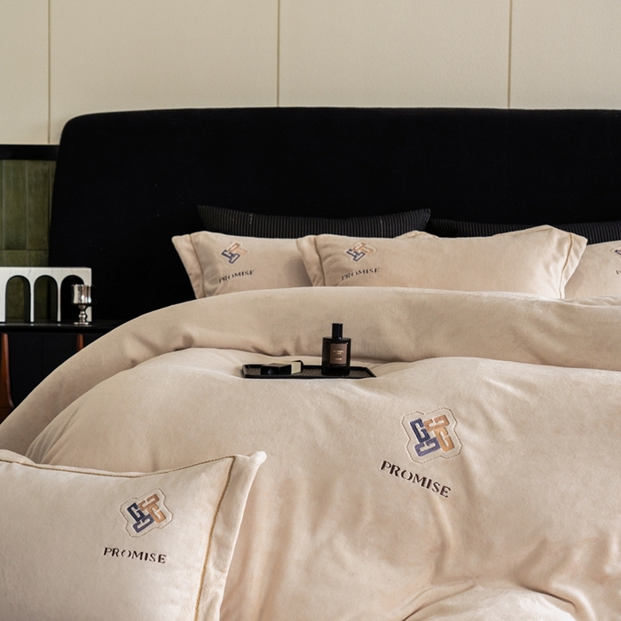 91家纺网 家纺一手货源 找家纺 2025新款300g宽边绣花牛奶绒-悦 悦-麦棕