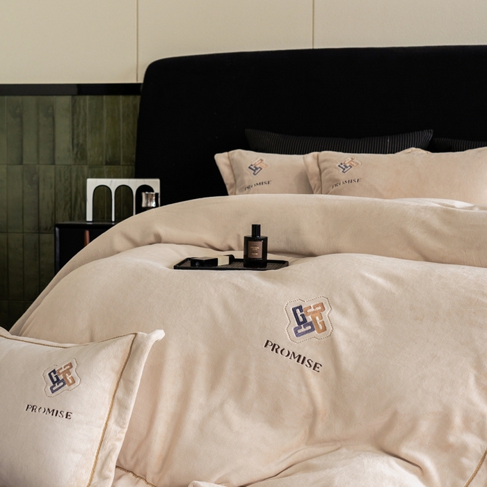 91家纺网 家纺一手货源 找家纺 2025新款300g宽边绣花牛奶绒-悦 悦-麦棕