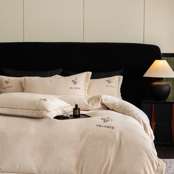 91家纺网 家纺一手货源 找家纺 2025新款300g宽边绣花牛奶绒-悦 悦-麦棕