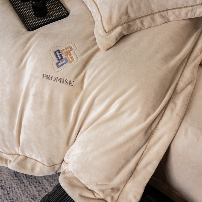 91家纺网 家纺一手货源 找家纺 2025新款300g宽边绣花牛奶绒-悦 悦-麦棕