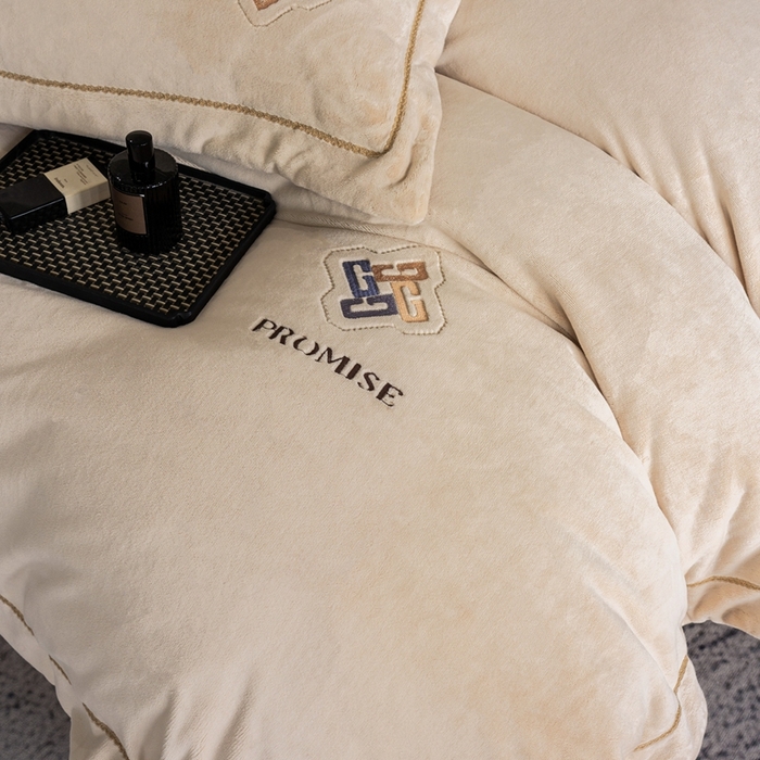 91家纺网 家纺一手货源 找家纺 2025新款300g宽边绣花牛奶绒-悦 悦-麦棕