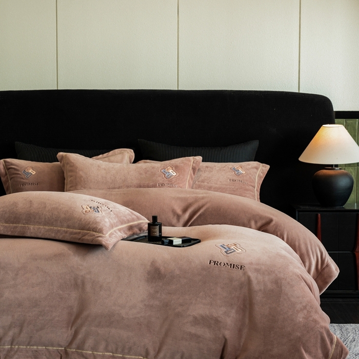 91家纺网 家纺一手货源 找家纺 2025新款300g宽边绣花牛奶绒-悦 悦-米驼