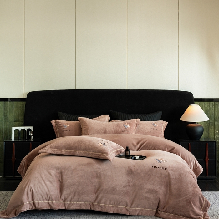 2025新款300g宽边绣花牛奶绒-悦 悦-米驼