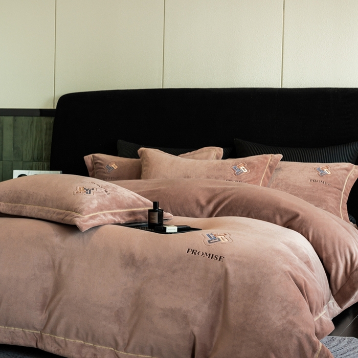 91家纺网 家纺一手货源 找家纺 2025新款300g宽边绣花牛奶绒-悦 悦-米驼