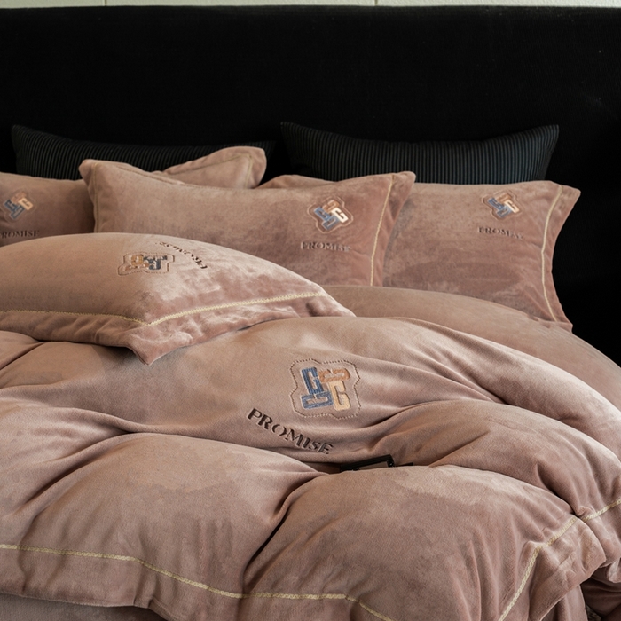 91家纺网 家纺一手货源 找家纺 2025新款300g宽边绣花牛奶绒-悦 悦-米驼