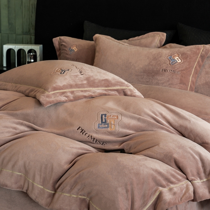 91家纺网 家纺一手货源 找家纺 2025新款300g宽边绣花牛奶绒-悦 悦-米驼