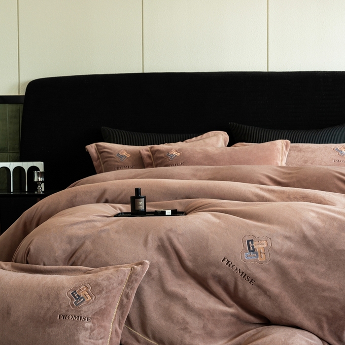 91家纺网 家纺一手货源 找家纺 2025新款300g宽边绣花牛奶绒-悦 悦-米驼