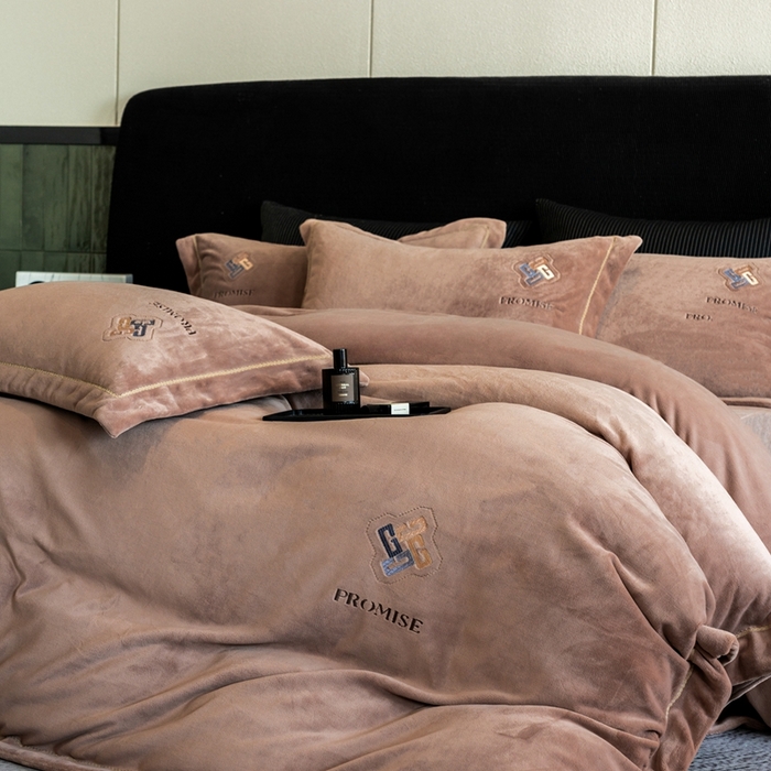 91家纺网 家纺一手货源 找家纺 2025新款300g宽边绣花牛奶绒-悦 悦-米驼