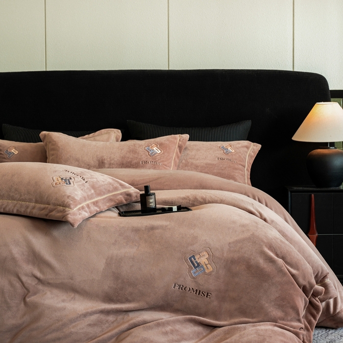 91家纺网 家纺一手货源 找家纺 2025新款300g宽边绣花牛奶绒-悦 悦-米驼