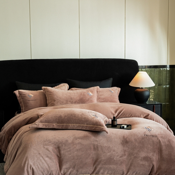 91家纺网 家纺一手货源 找家纺 2025新款300g宽边绣花牛奶绒-悦 悦-米驼