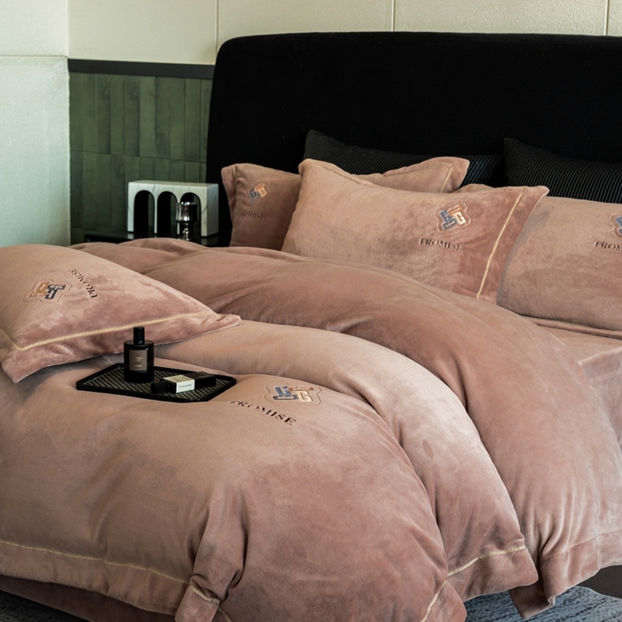 91家纺网 家纺一手货源 找家纺 2025新款300g宽边绣花牛奶绒-悦 悦-米驼