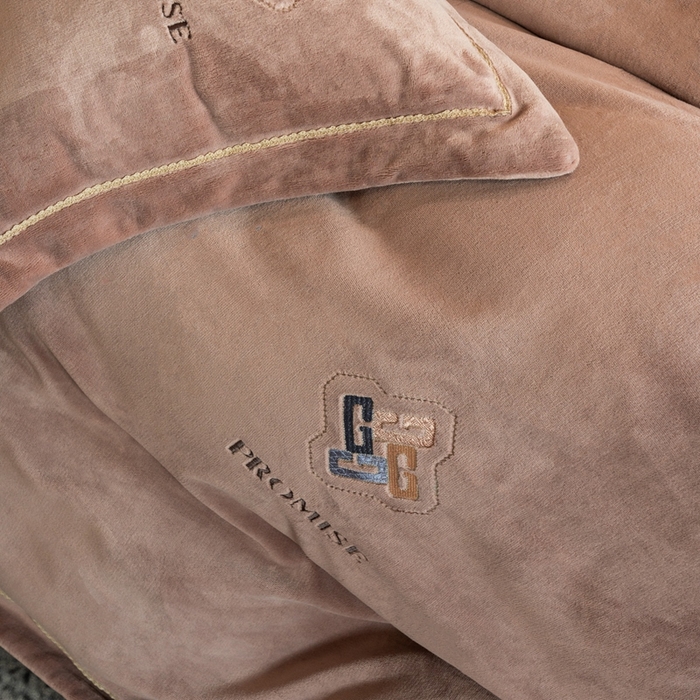 91家纺网 家纺一手货源 找家纺 2025新款300g宽边绣花牛奶绒-悦 悦-米驼