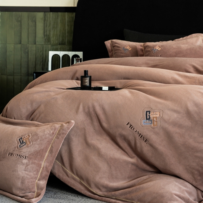 91家纺网 家纺一手货源 找家纺 2025新款300g宽边绣花牛奶绒-悦 悦-米驼