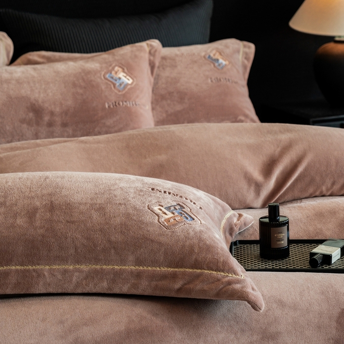 91家纺网 家纺一手货源 找家纺 2025新款300g宽边绣花牛奶绒-悦 悦-米驼