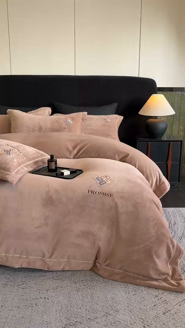 91家纺网 家纺一手货源 找家纺 2025新款300g宽边绣花牛奶绒-悦 悦-米驼