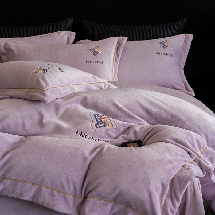 91家纺网 家纺一手货源 找家纺 2025新款300g宽边绣花牛奶绒-悦 悦-浅紫