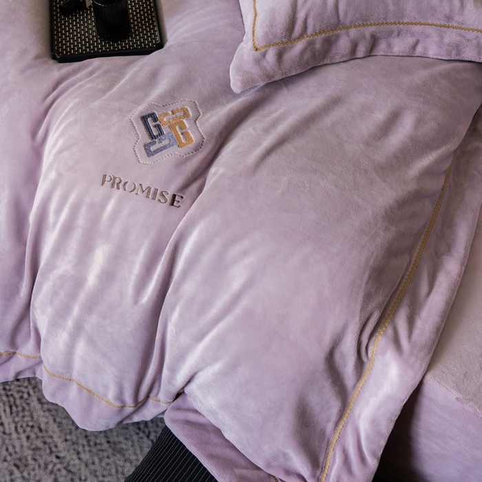 91家纺网 家纺一手货源 找家纺 2025新款300g宽边绣花牛奶绒-悦 悦-浅紫