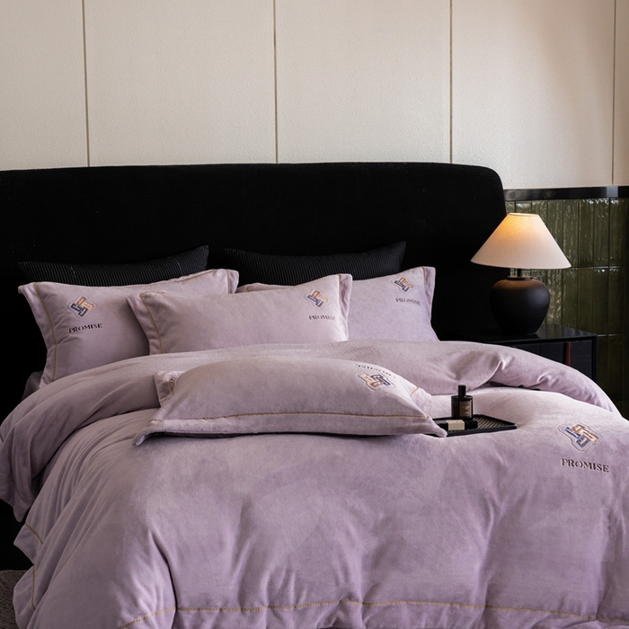 91家纺网 家纺一手货源 找家纺 2025新款300g宽边绣花牛奶绒-悦 悦-浅紫