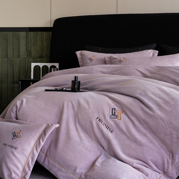 91家纺网 家纺一手货源 找家纺 2025新款300g宽边绣花牛奶绒-悦 悦-浅紫