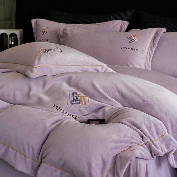 91家纺网 家纺一手货源 找家纺 2025新款300g宽边绣花牛奶绒-悦 悦-浅紫