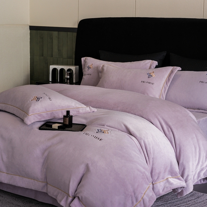 91家纺网 家纺一手货源 找家纺 2025新款300g宽边绣花牛奶绒-悦 悦-浅紫