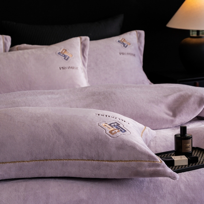 91家纺网 家纺一手货源 找家纺 2025新款300g宽边绣花牛奶绒-悦 悦-浅紫