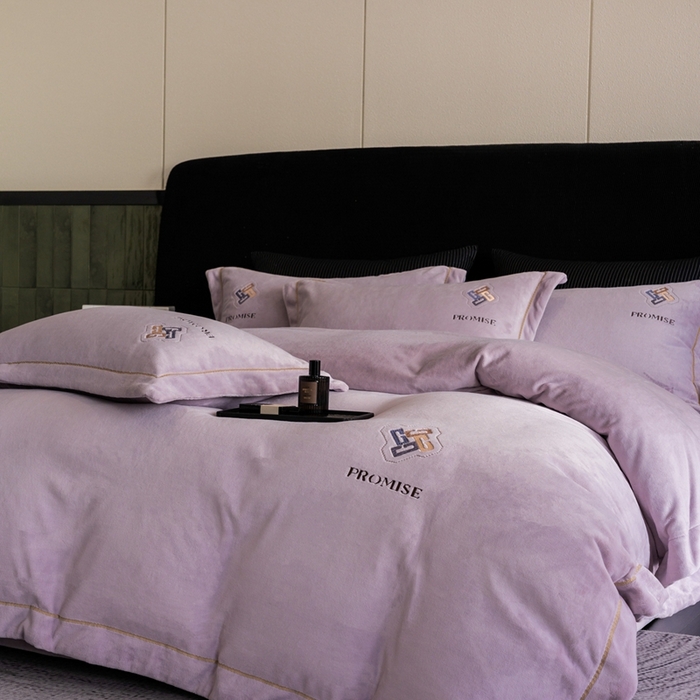 91家纺网 家纺一手货源 找家纺 2025新款300g宽边绣花牛奶绒-悦 悦-浅紫