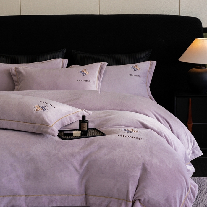 91家纺网 家纺一手货源 找家纺 2025新款300g宽边绣花牛奶绒-悦 悦-浅紫