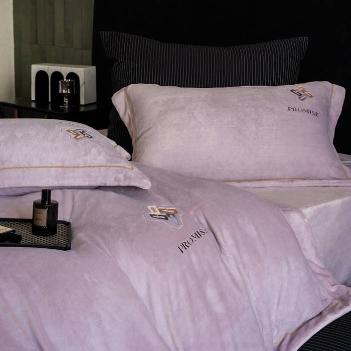 91家纺网 家纺一手货源 找家纺 2025新款300g宽边绣花牛奶绒-悦 悦-浅紫