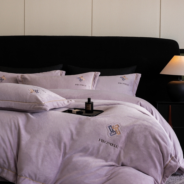 91家纺网 家纺一手货源 找家纺 2025新款300g宽边绣花牛奶绒-悦 悦-浅紫