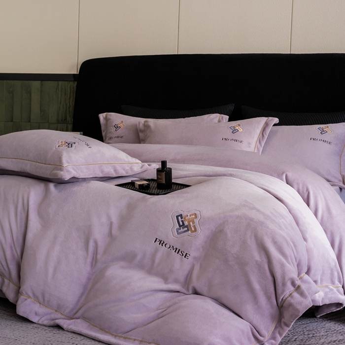 91家纺网 家纺一手货源 找家纺 2025新款300g宽边绣花牛奶绒-悦 悦-浅紫