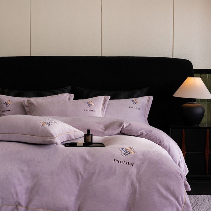 91家纺网 家纺一手货源 找家纺 2025新款300g宽边绣花牛奶绒-悦 悦-浅紫