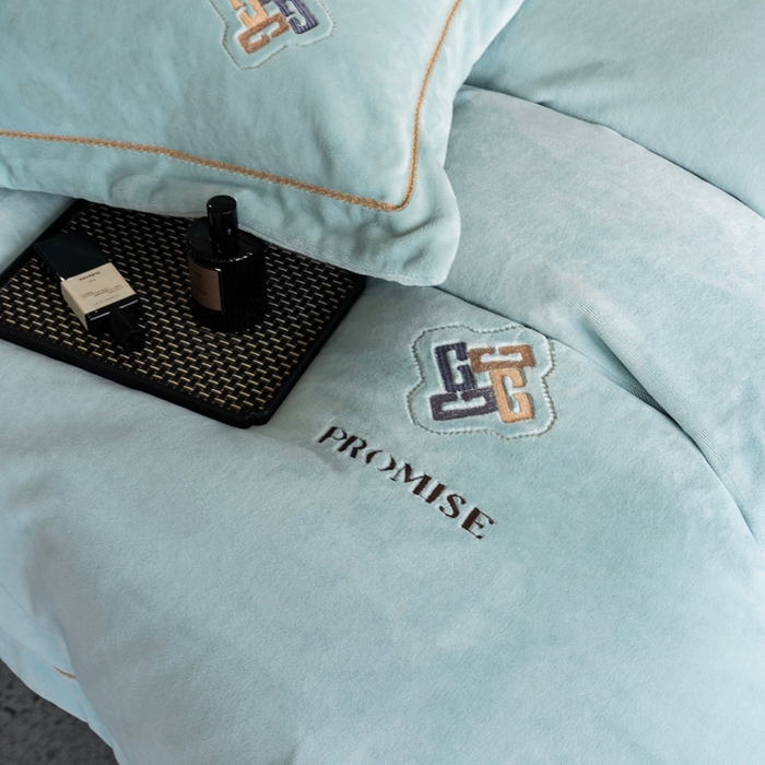 91家纺网 家纺一手货源 找家纺 2025新款300g宽边绣花牛奶绒-悦 悦-晴兰