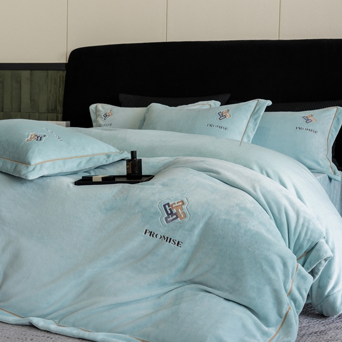 91家纺网 家纺一手货源 找家纺 2025新款300g宽边绣花牛奶绒-悦 悦-晴兰