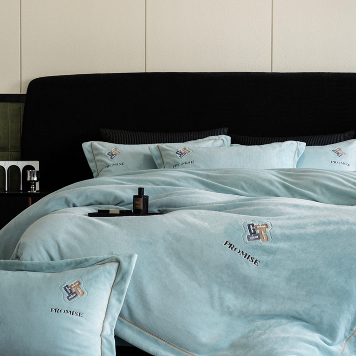 91家纺网 家纺一手货源 找家纺 2025新款300g宽边绣花牛奶绒-悦 悦-晴兰