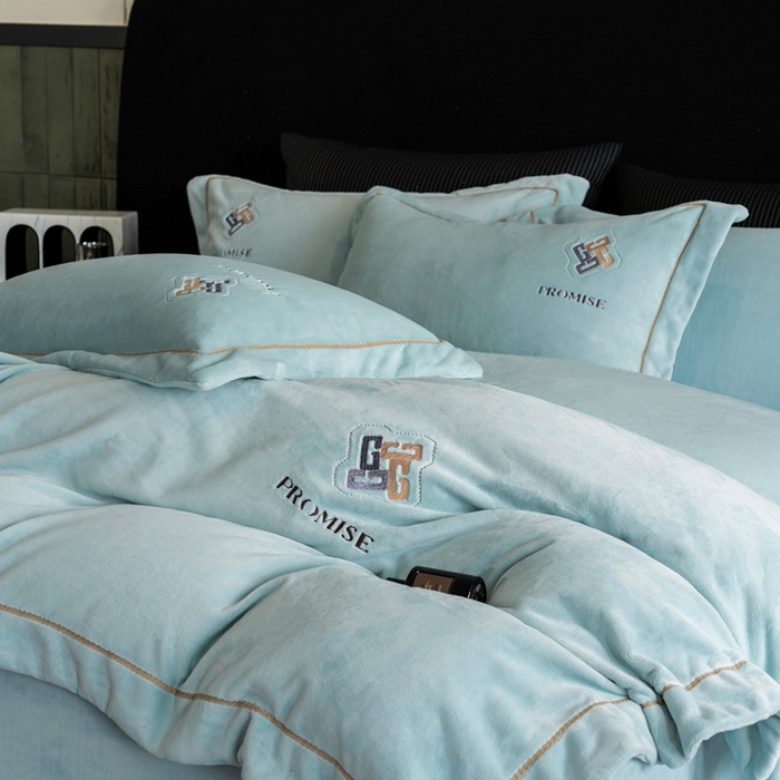 91家纺网 家纺一手货源 找家纺 2025新款300g宽边绣花牛奶绒-悦 悦-晴兰