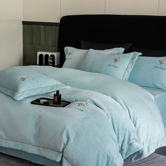 91家纺网 家纺一手货源 找家纺 2025新款300g宽边绣花牛奶绒-悦 悦-晴兰