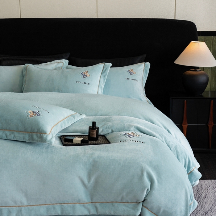 91家纺网 家纺一手货源 找家纺 2025新款300g宽边绣花牛奶绒-悦 悦-晴兰