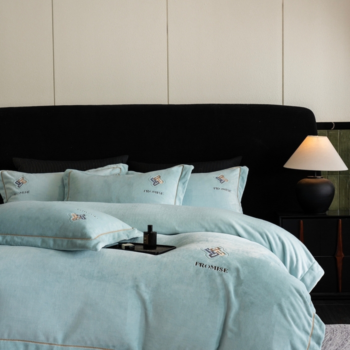 91家纺网 家纺一手货源 找家纺 2025新款300g宽边绣花牛奶绒-悦 悦-晴兰