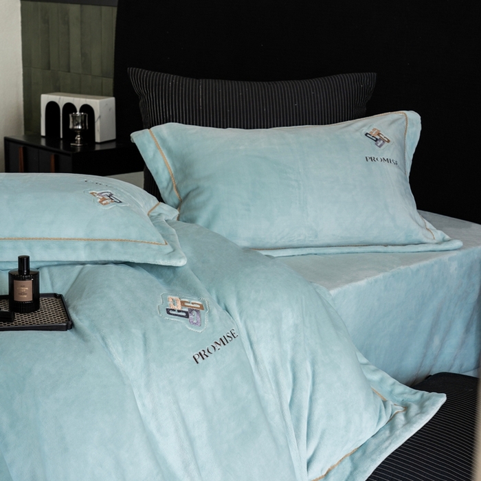 91家纺网 家纺一手货源 找家纺 2025新款300g宽边绣花牛奶绒-悦 悦-晴兰