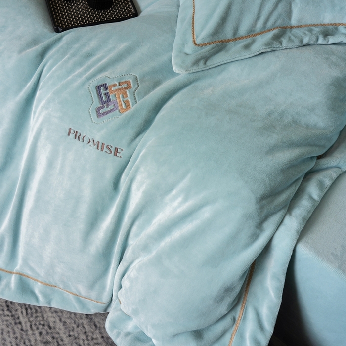 91家纺网 家纺一手货源 找家纺 2025新款300g宽边绣花牛奶绒-悦 悦-晴兰