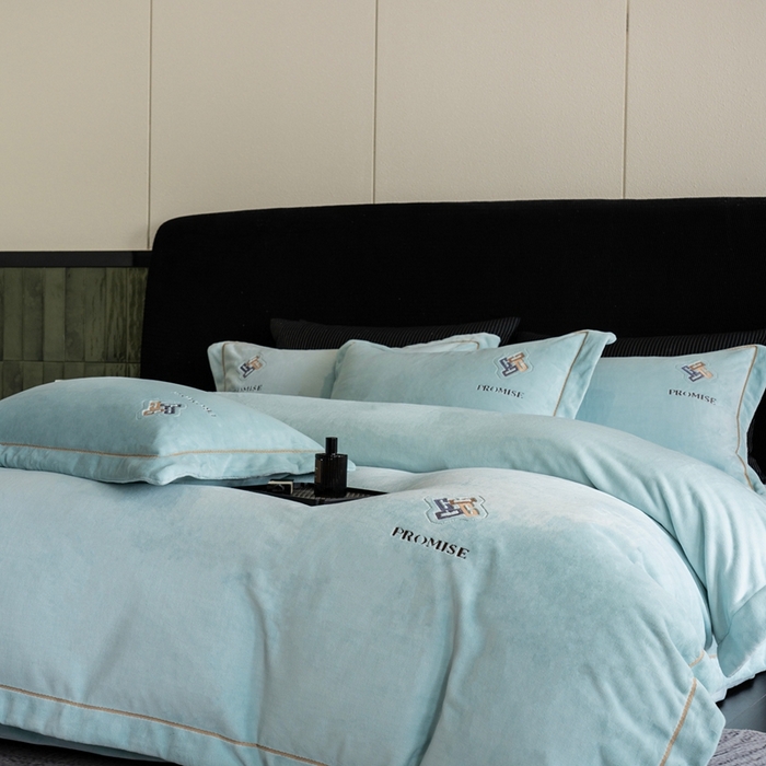 91家纺网 家纺一手货源 找家纺 2025新款300g宽边绣花牛奶绒-悦 悦-晴兰