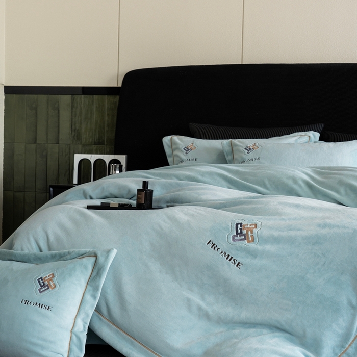 91家纺网 家纺一手货源 找家纺 2025新款300g宽边绣花牛奶绒-悦 悦-晴兰