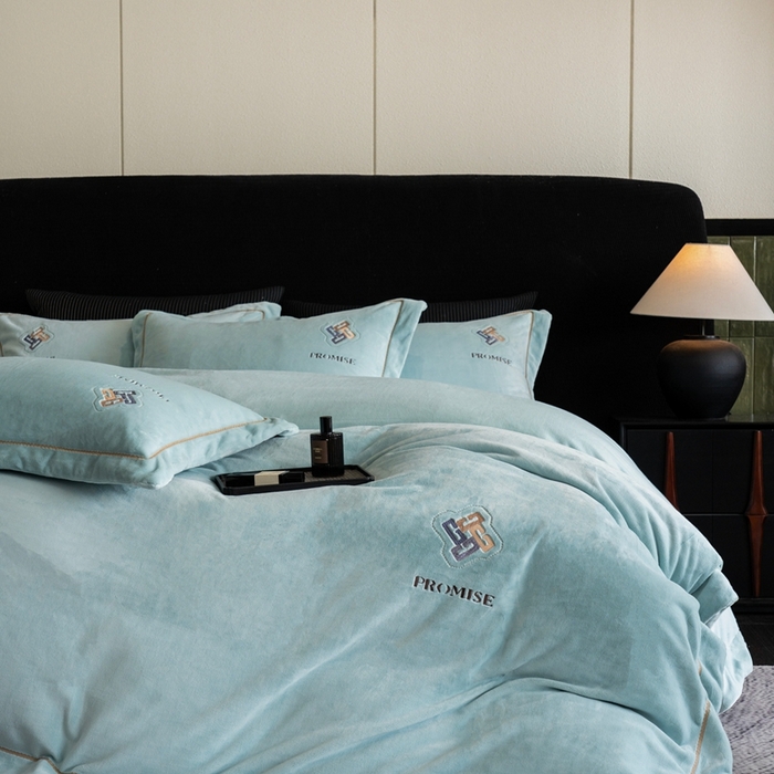 91家纺网 家纺一手货源 找家纺 2025新款300g宽边绣花牛奶绒-悦 悦-晴兰