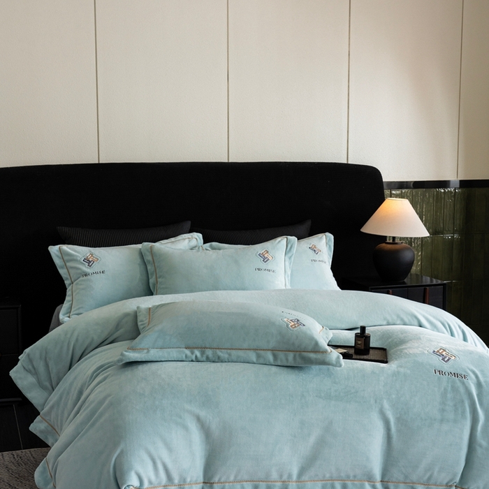 91家纺网 家纺一手货源 找家纺 2025新款300g宽边绣花牛奶绒-悦 悦-晴兰