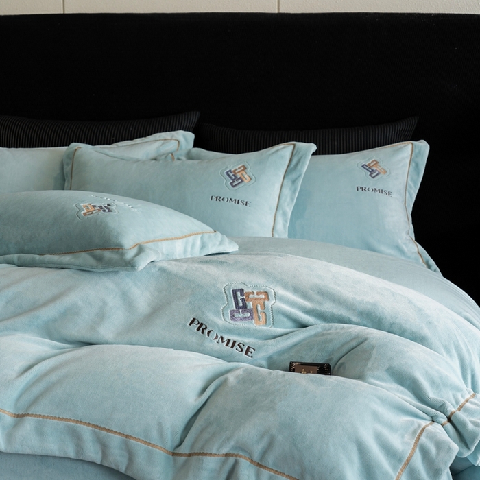 91家纺网 家纺一手货源 找家纺 2025新款300g宽边绣花牛奶绒-悦 悦-晴兰