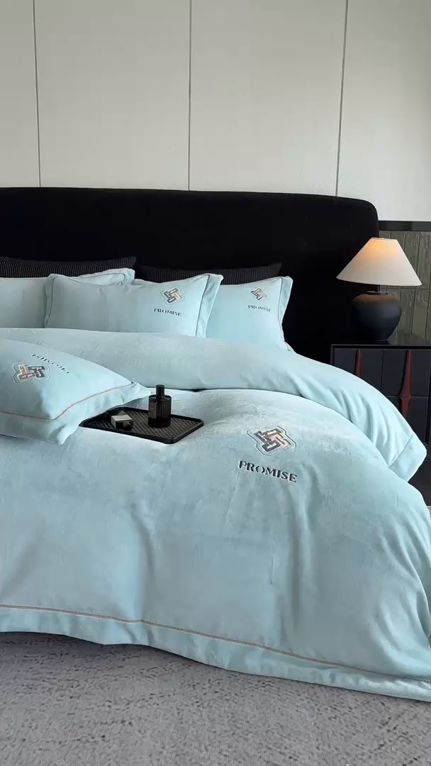 91家纺网 家纺一手货源 找家纺 2025新款300g宽边绣花牛奶绒-悦 悦-晴兰