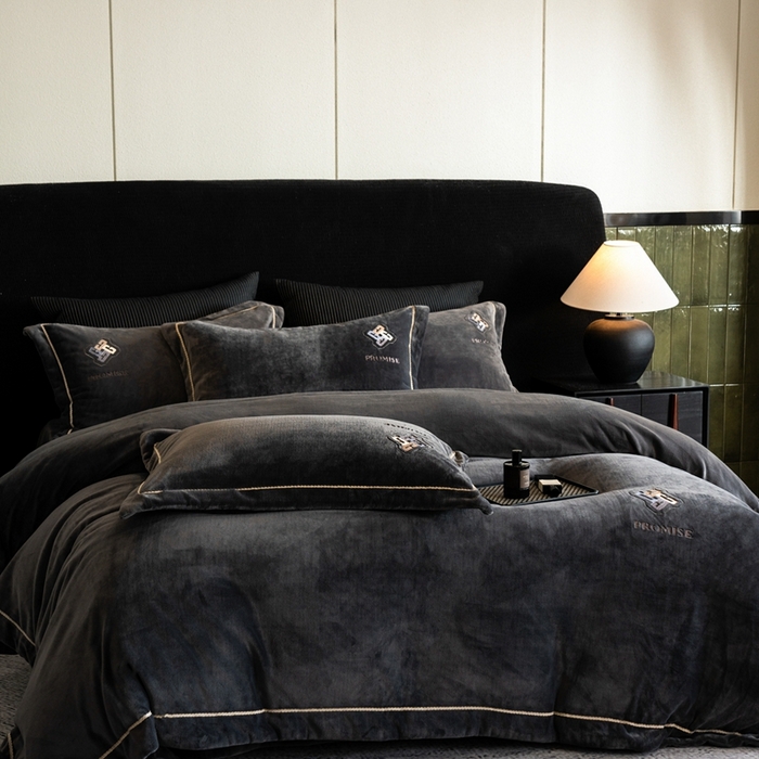 91家纺网 家纺一手货源 找家纺 2025新款300g宽边绣花牛奶绒-悦 悦-深灰