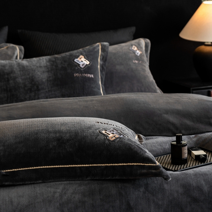 91家纺网 家纺一手货源 找家纺 2025新款300g宽边绣花牛奶绒-悦 悦-深灰